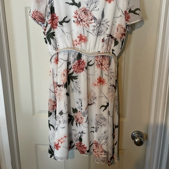 White floral Suzy Shier dress with belt - Picture 4 of 5